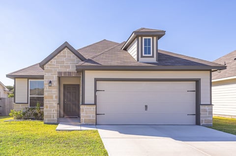 Charming traditional suburban single-family house with a double garage, large garden, and an attic in a quiet residential neighborhood